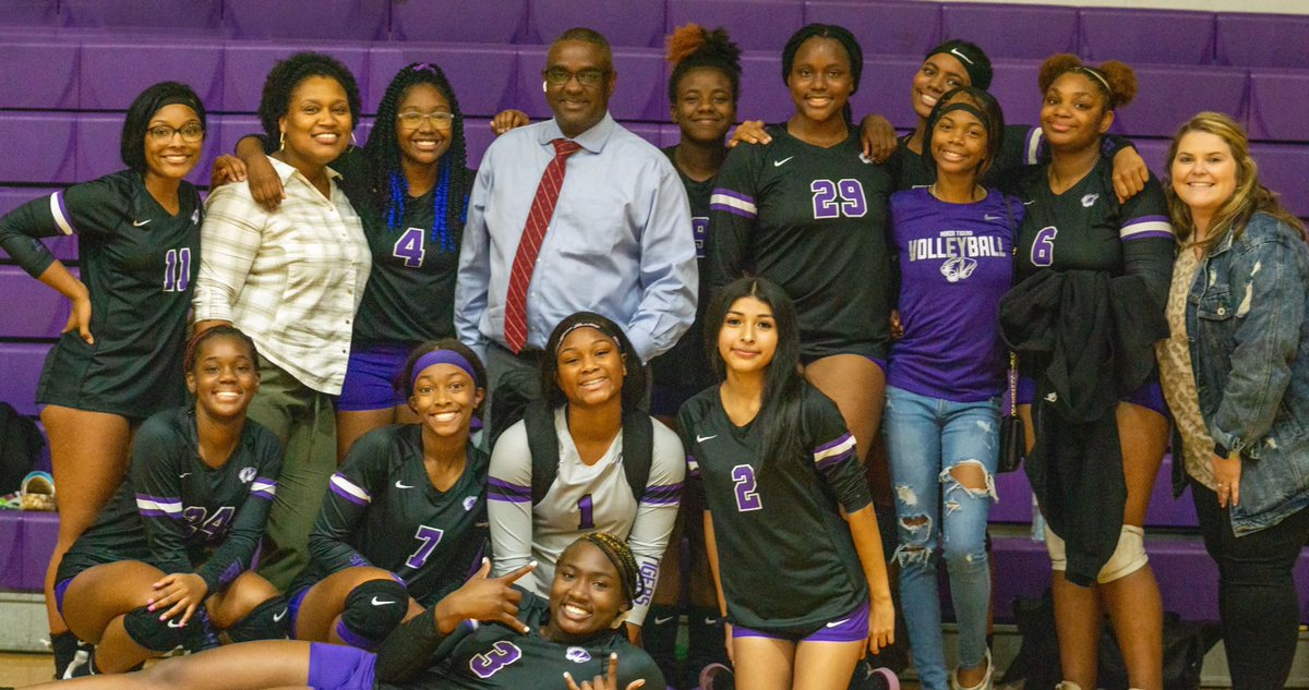 Dr. Gonsoulin came out to show support for our lady Tiger volleyball team. The lady tigers ended the night with a win over Centerpoint and Wenonah. @JEFCOED @gonsoulinwalter