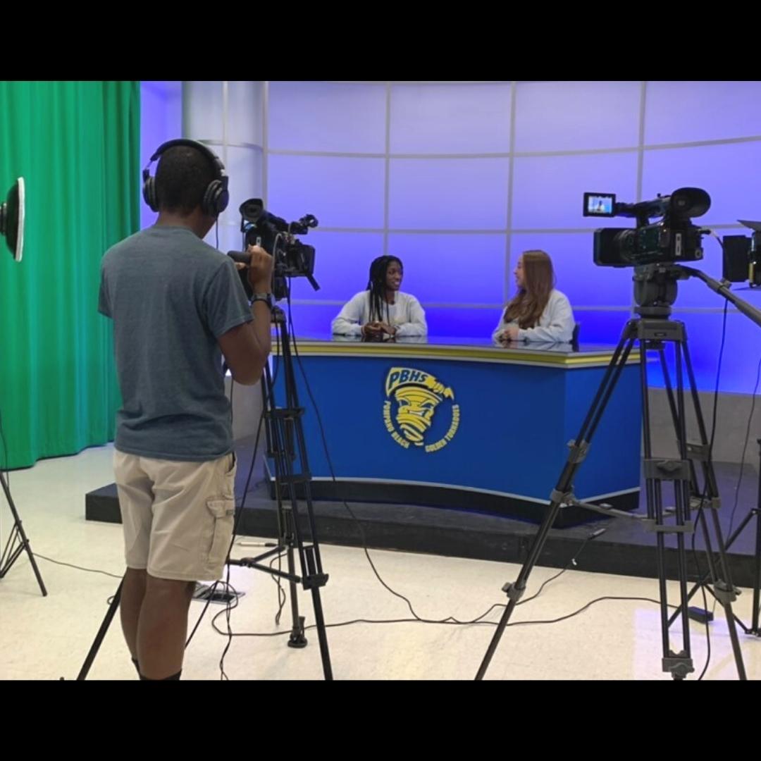 shortcutstv's tweet photo. New school year is here!
Here's some pics of @PompanoTVI's return. They hit the ground running to open the year!

#BigYearComing #2023GoldenTornados #SouthFloridaProud @browardschools

*Reminder- send Short Cuts your TV/film program's "return to school" pics and we will post them https://t.co/hHLH3WX8NJ