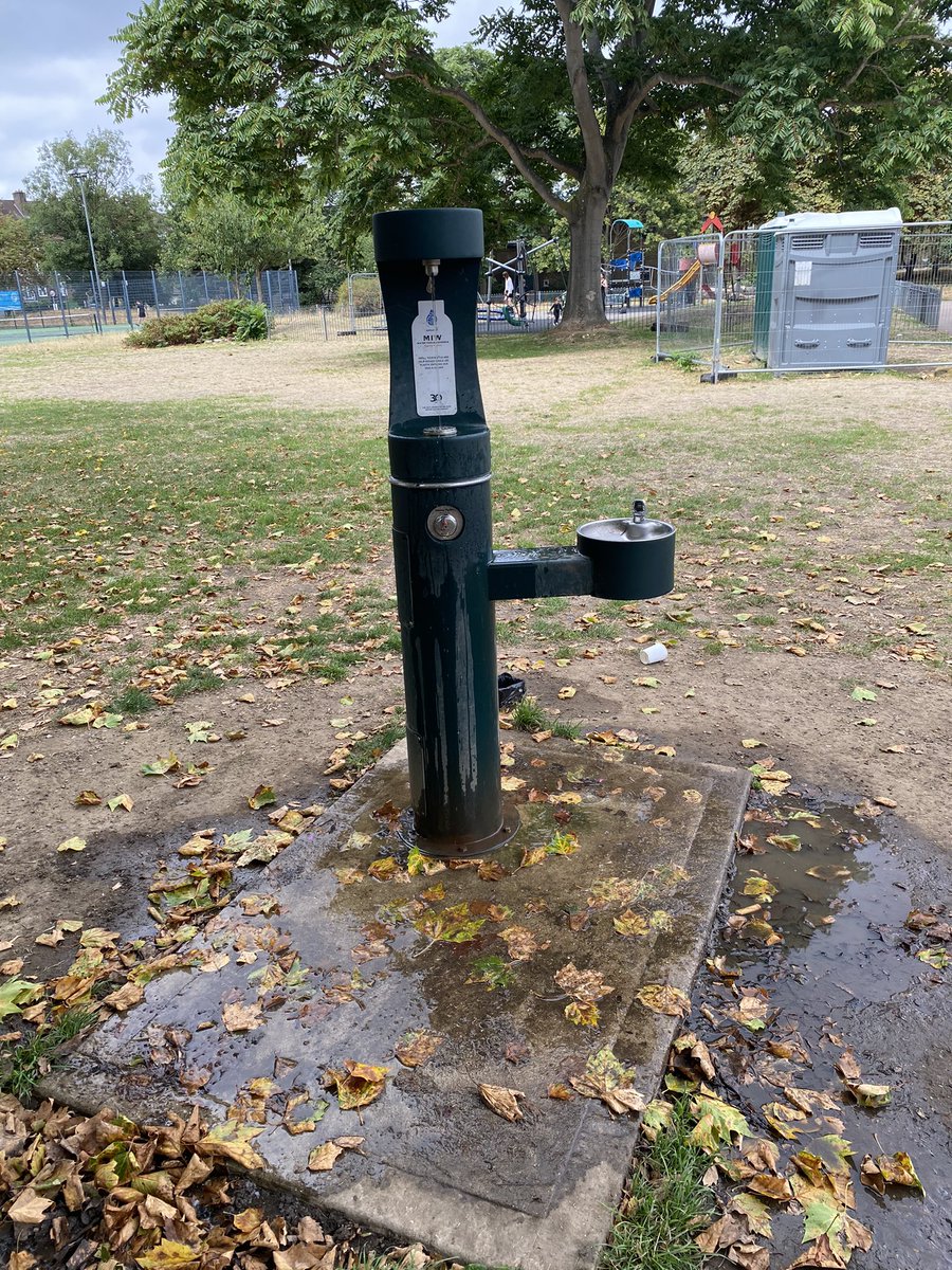 GilesMetcalfe's tweet photo. @lambeth_council leaking water station in Larkhall Park. No details at fountain of who to contact. https://t.co/OmhUkNY1m8