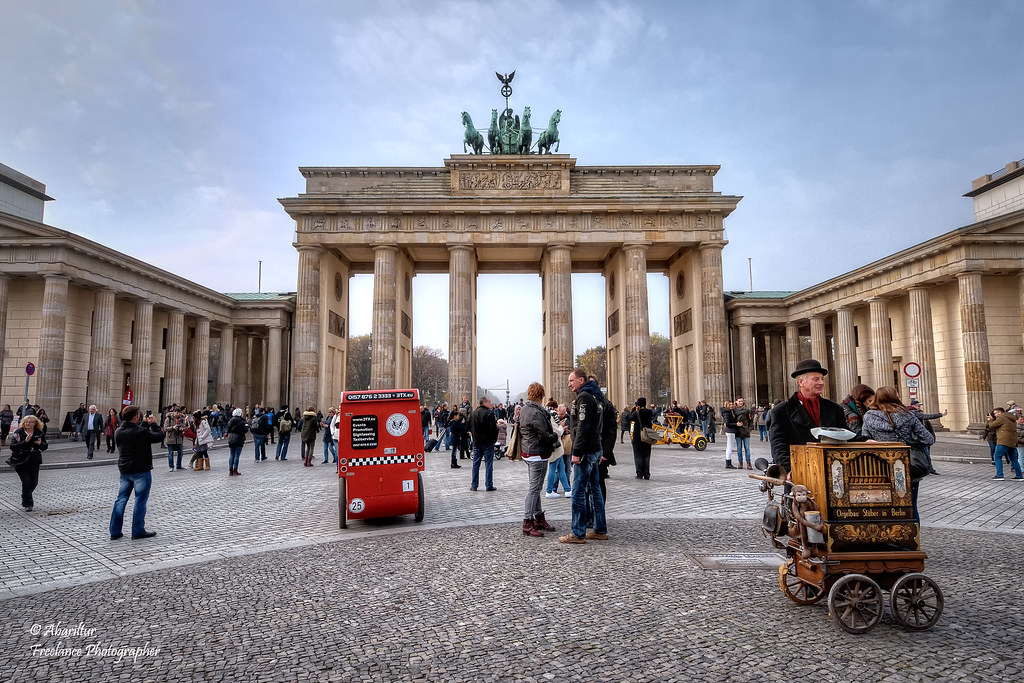 ¿Sacar el tráfico del entorno del monumento más famoso de Madrid, la Puerta de Alcalá, y permitir a la gente caminar a través de ella? ¿pero dónde se ha visto semejante barbaridad? ¡Majadero!

Berlín:
