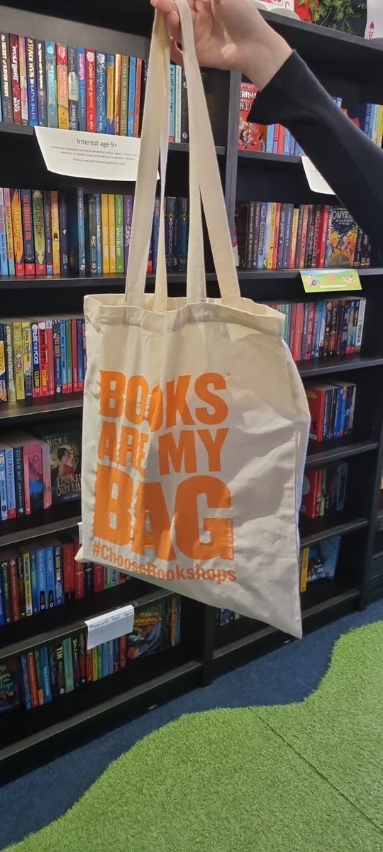 We promised a 4000 follower giveaway. It's late but here it is!

Who wants to win this bag of goodies? Think bookmarks, books...

Simply like this tweet and follow us. We'll select a winner at random 11am Sunday 28th August 2022. UK followers only

#ChooseBookshops #BooksAreMyBag