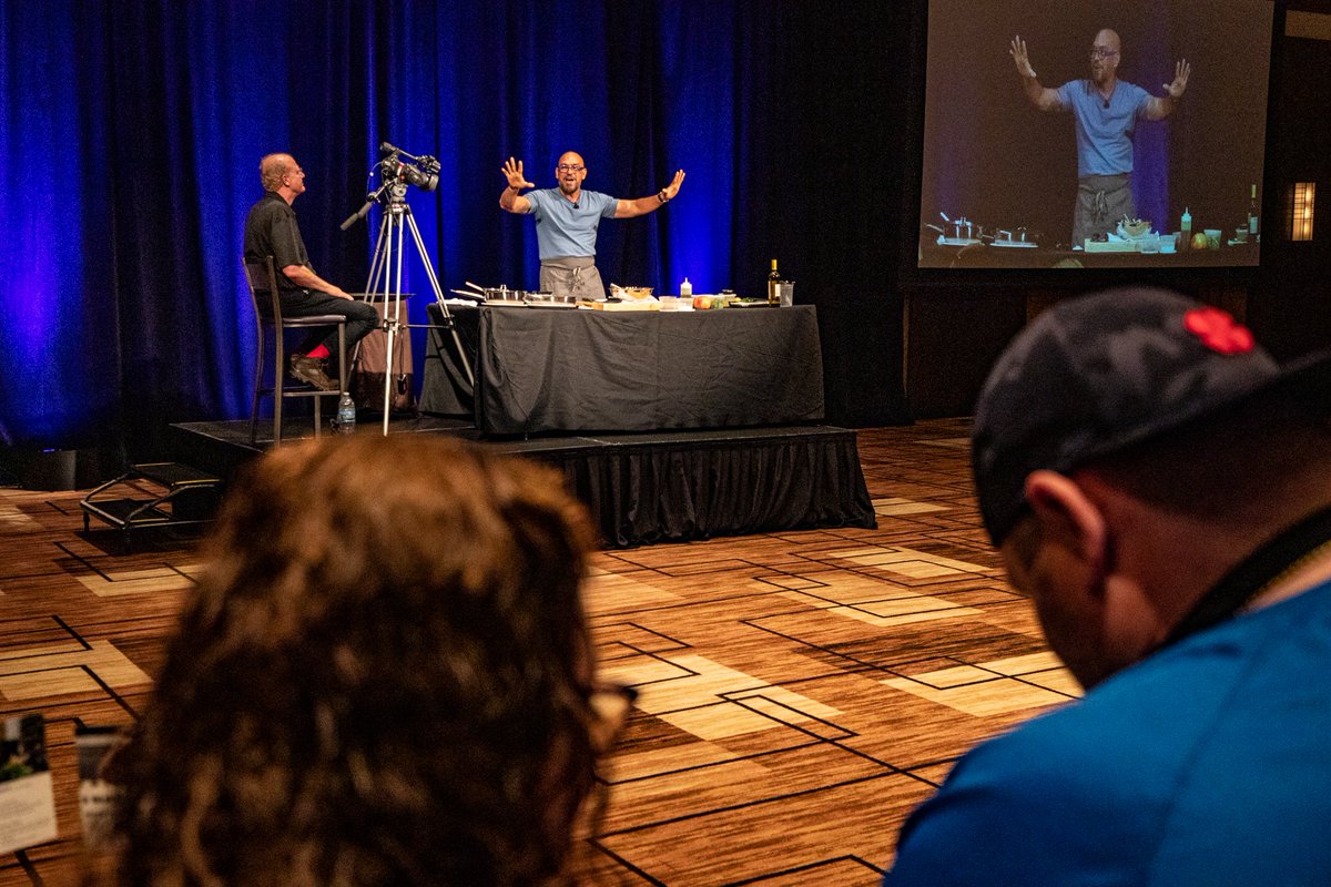 boydrewards's tweet photo. #BoydRewards and Ameristar St. Charles were proud to host a B Memorable Experience for our Titanium guests with #chef @chefsymon, host of BBQ USA and Symon Dinner's on #FoodNetwork.
Click link in bio for full program details. https://t.co/2zM1DwzayD