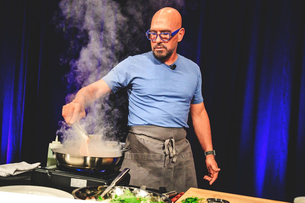 boydrewards's tweet photo. #BoydRewards and Ameristar St. Charles were proud to host a B Memorable Experience for our Titanium guests with #chef @chefsymon, host of BBQ USA and Symon Dinner's on #FoodNetwork.
Click link in bio for full program details. https://t.co/2zM1DwzayD