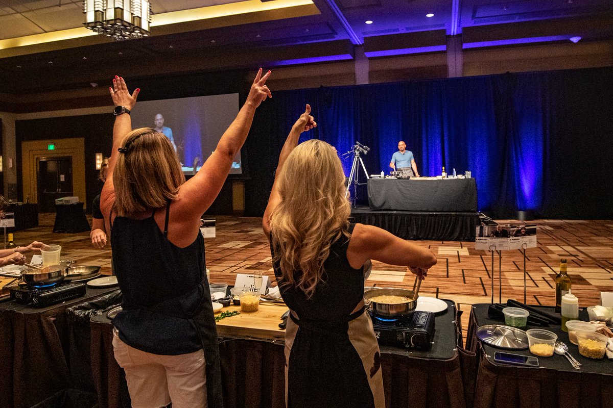 boydrewards's tweet photo. #BoydRewards and Ameristar St. Charles were proud to host a B Memorable Experience for our Titanium guests with #chef @chefsymon, host of BBQ USA and Symon Dinner's on #FoodNetwork.
Click link in bio for full program details. https://t.co/2zM1DwzayD
