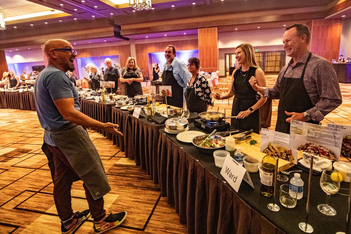 boydrewards's tweet photo. #BoydRewards and Ameristar St. Charles were proud to host a B Memorable Experience for our Titanium guests with #chef @chefsymon, host of BBQ USA and Symon Dinner's on #FoodNetwork.
Click link in bio for full program details. https://t.co/2zM1DwzayD