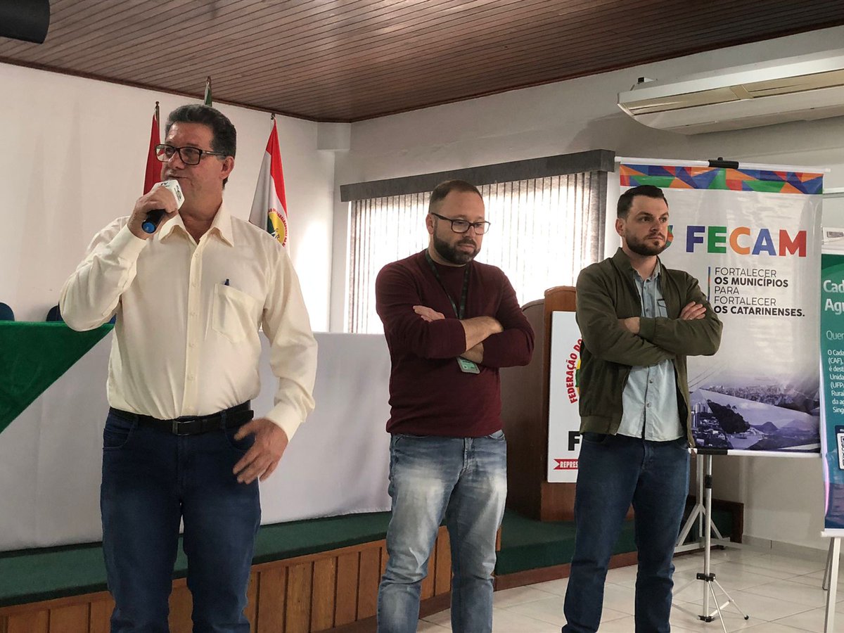 FECAM_SC's tweet photo. FECAM participa da reunião técnica sobre o Cadastro Nacional da Agricultura Familiar (CAF). No encontro, serão avaliadas as principais mudanças do sistema, ampliando a rede de cadastros e apresentando as regras para a implementação do serviço de inscrição em todos os municípios. https://t.co/UQirHyTfNG