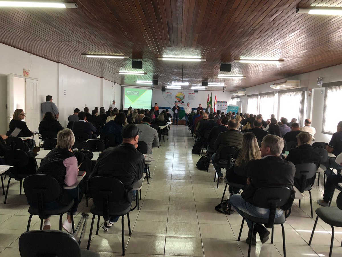 FECAM_SC's tweet photo. FECAM participa da reunião técnica sobre o Cadastro Nacional da Agricultura Familiar (CAF). No encontro, serão avaliadas as principais mudanças do sistema, ampliando a rede de cadastros e apresentando as regras para a implementação do serviço de inscrição em todos os municípios. https://t.co/UQirHyTfNG