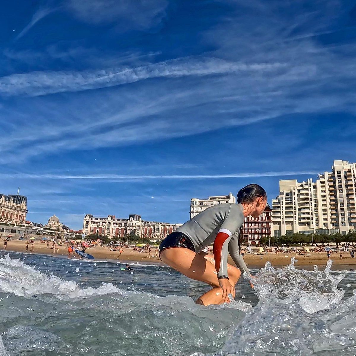 emmajoly71's tweet photo. Surf in mytic Biarritz 🌆 #surfinthecity #surf #surfcoach #surfguide #surfinstructor #biarritz #summerinfrance #baskcountry🌶 #familysurf https://t.co/YukIH2kZb1