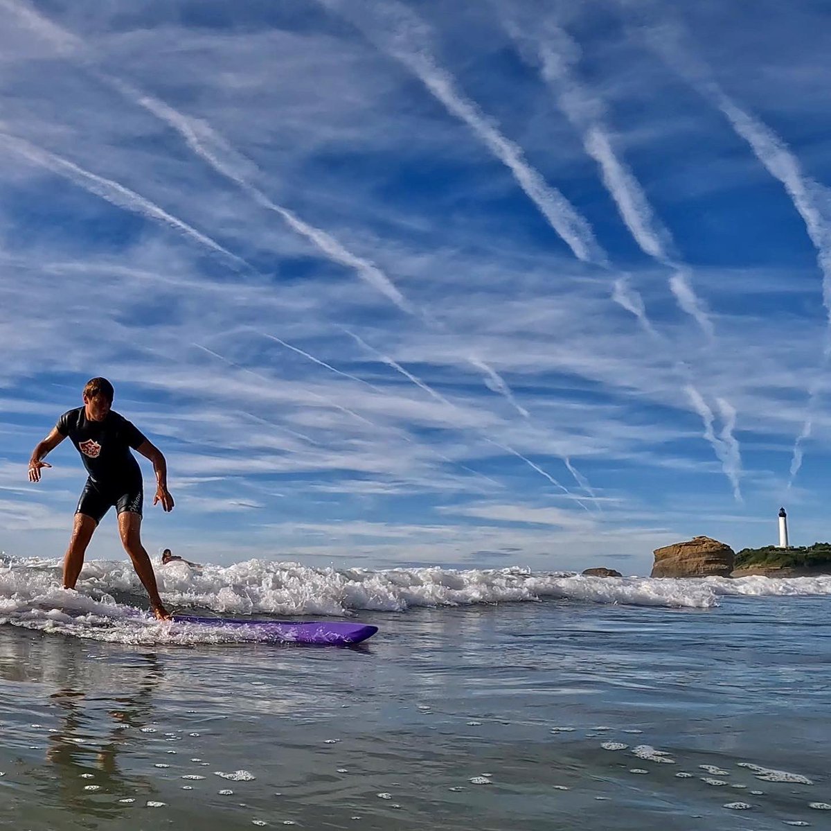 emmajoly71's tweet photo. Surf in mytic Biarritz 🌆 #surfinthecity #surf #surfcoach #surfguide #surfinstructor #biarritz #summerinfrance #baskcountry🌶 #familysurf https://t.co/YukIH2kZb1