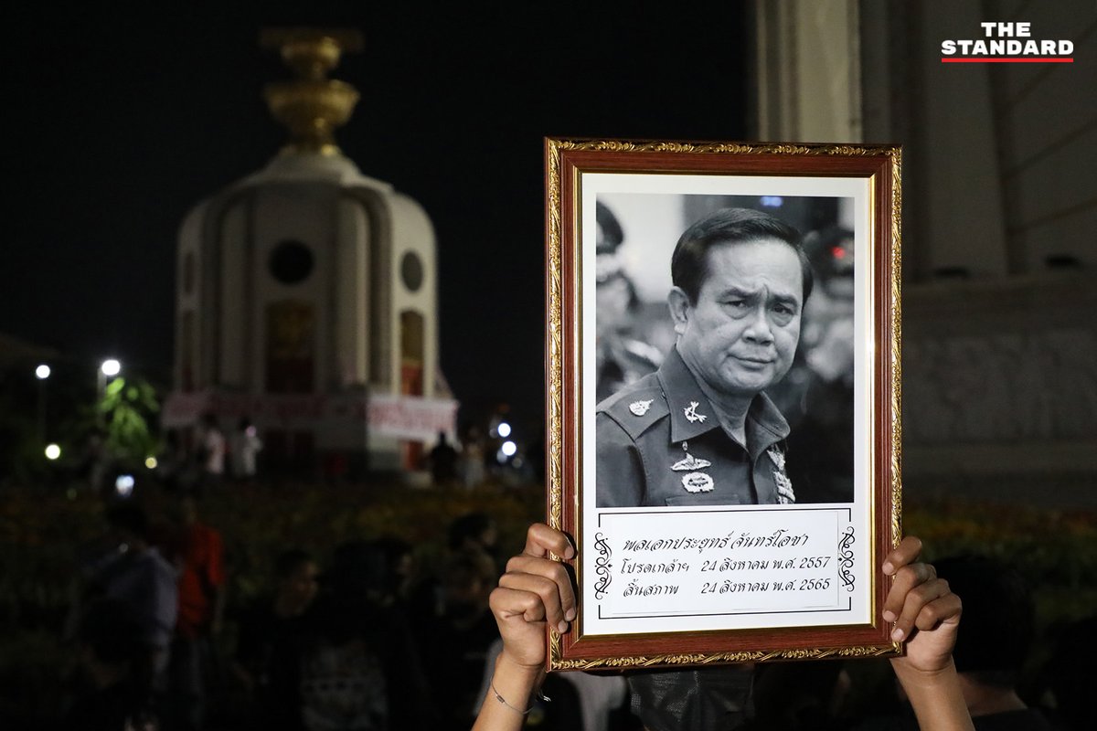 thestandardth's tweet photo. สิ้นสภาพ 8 ปีประยุทธ์ มวลชนอิสระ ปักหลักอนุสาวรีย์ประชาธิปไตย จุดพลุ นับถอยหลังหมดวาระเที่ยงคืนนี้ 

ภาพ: ฐานิส สุดโต

#TheStandardPhoto 
#TheStandardNews 
#ม็อบ23สิงหา65 https://t.co/OVngghrzAu