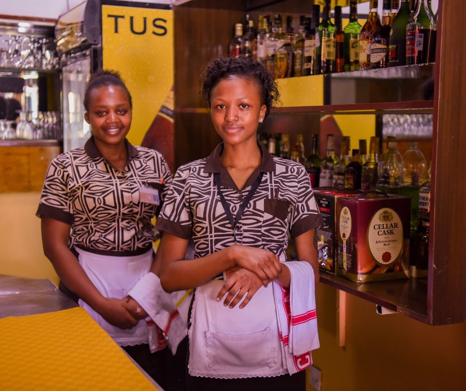 Utalii_Hotel's tweet photo. Come and have a truly enjoyable experience in our bars as you sip your favorite drink.๐พ๐ฅ๐ฅ๐ป
#Wednesdayvibe #bar #beerpromo #happyhourallday #hotelsinnaiobi #UtaliiHotel https://t.co/aF3UQbAK5z