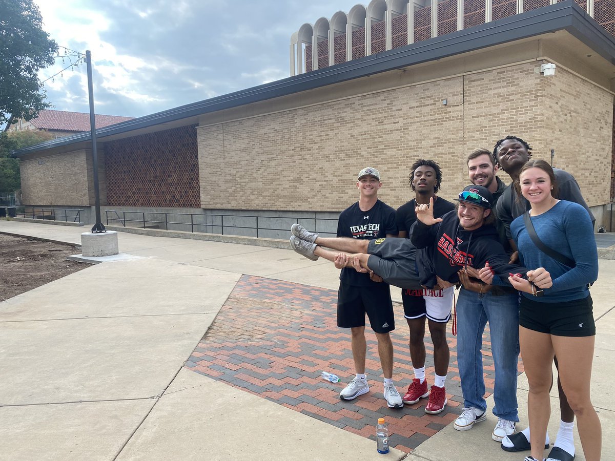 WreckEmPrep's tweet image. #WreckEmPrep22 hanging outside the library 
“The fire department” 🔥
