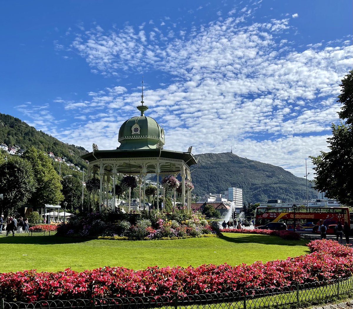 grayrobe's tweet photo. It’s nice to be back in the routine on a pretty day… #bergen #byparken #uib https://t.co/uG0fG4eH4R