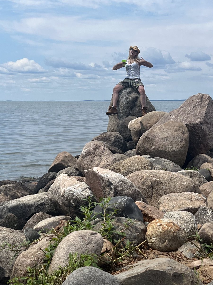 JBLOODonly1's tweet photo. Not only goofed around, but fed a Bear this weekend too! 🤣🤪🤣

#AgateBayResort
#UpNorthWay https://t.co/Aa4qOSjaIt
