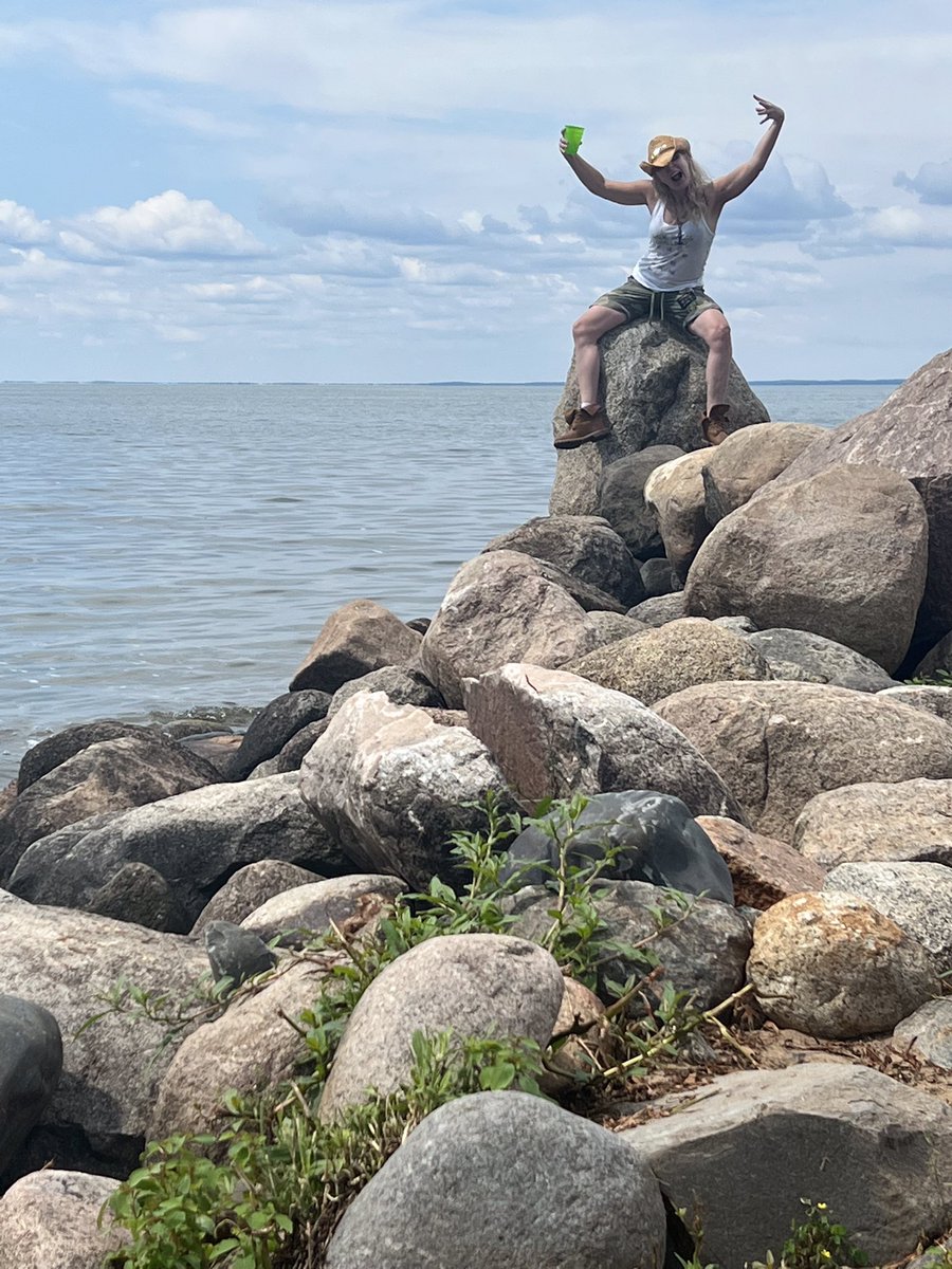 JBLOODonly1's tweet photo. Not only goofed around, but fed a Bear this weekend too! 🤣🤪🤣

#AgateBayResort
#UpNorthWay https://t.co/Aa4qOSjaIt