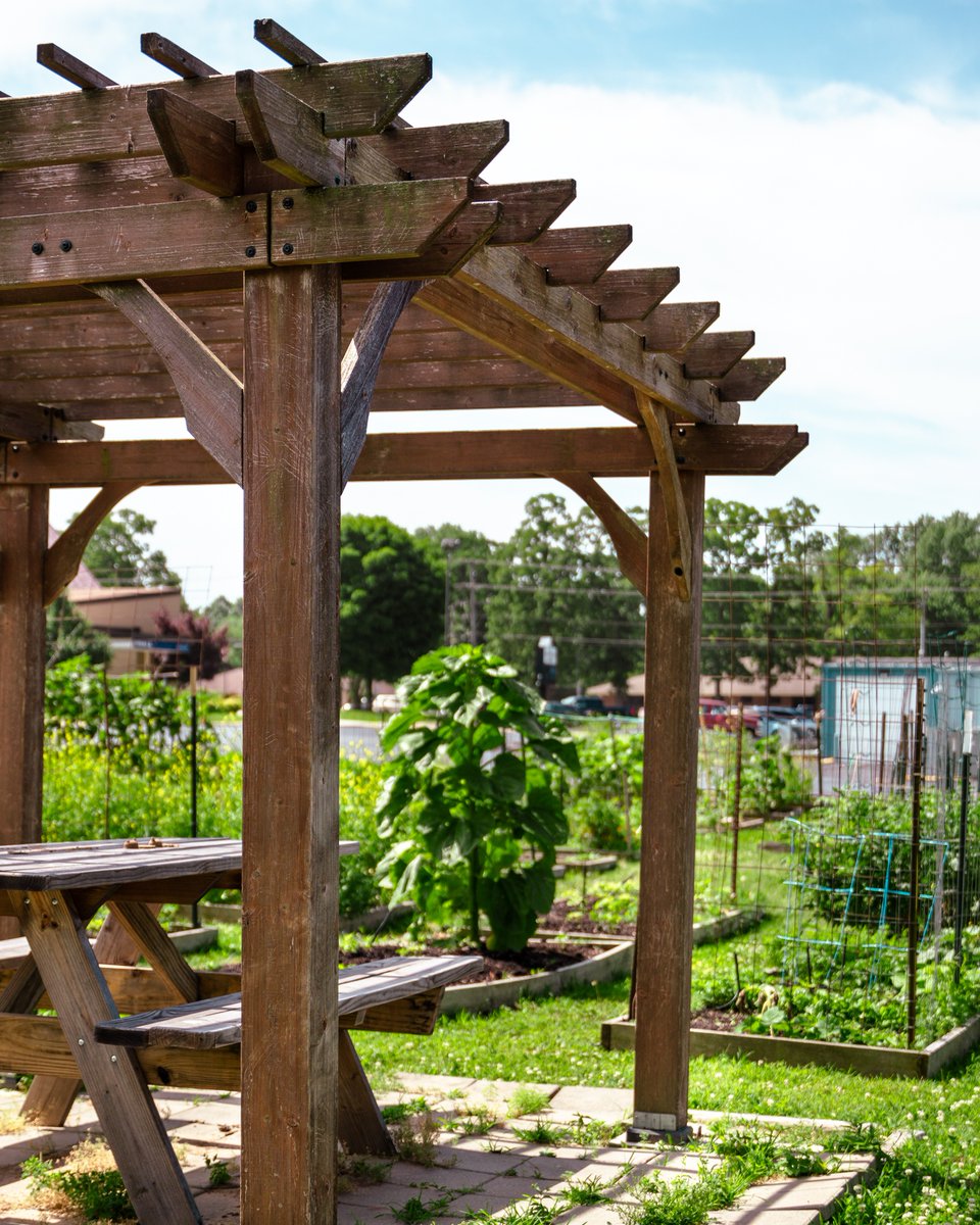 flourishcdc's tweet photo. We have many ways you can serve with Flourish. From helping with a nearby Food Pantry, being a mentor for our Coach House ministry, to Jobs for Life, or our Neighborhood Garden. ☺️ https://t.co/icHCaxHf2Q https://t.co/dqd0MmG6aE