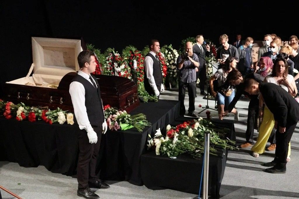 Dialog_UA's tweet image. Смеющийся папа и открытый гроб: две "странности" на похоронах Дугиной заставила усомниться в ее смерти   dialog.ua/ukraine/257580…