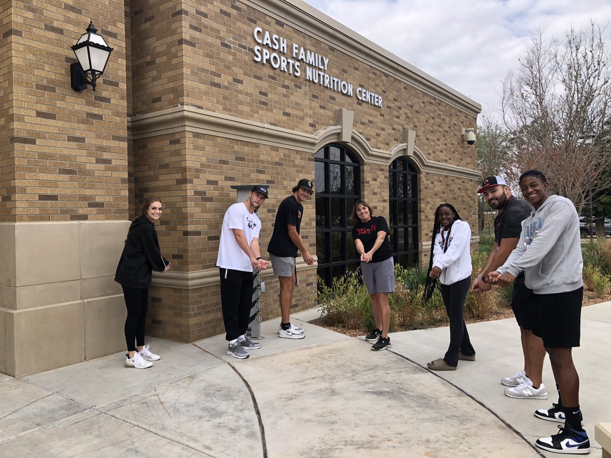 WreckEmPrep's tweet image. BST5 playing golf at their last stop 
#wreckemprep22
@TechJTMT_SADev