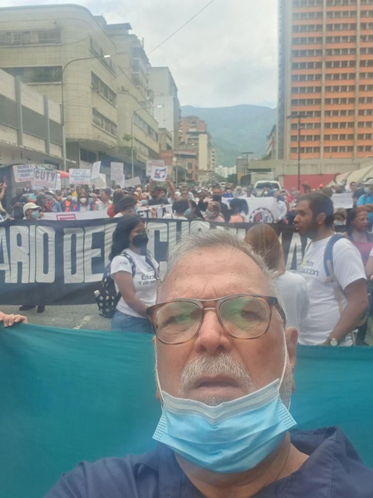 marquezcvm's tweet photo. Desde  la calle  defendiendo los derechos laborales @APUCV https://t.co/WPk4iRn2nE