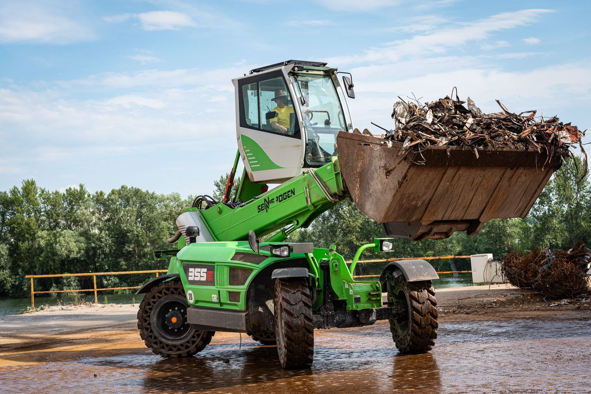 SENNEBOGEN_mk's tweet photo. All-rounder for Rheinhafen Germersheim: Freyer GmbH handles 500,000 t of material per year. For smaller logistics activities &amp; piling up #scrapmaterial, the company was looking for a robust &amp; powerful allrounder. ➡️ https://t.co/JTTJ4CANdB
#telehandler #porthandling  #SENNEBOGEN https://t.co/X4rzW5AXjU