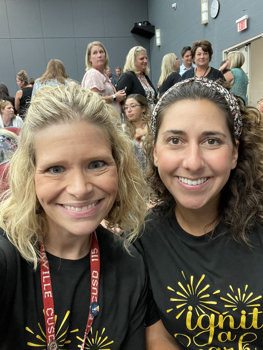 ashleybadger's tweet photo. Great start to year 16! ❤️🦊🖤 #LoveWhoYouWorkWith #MoveAsOneD115 @Yorkville115 https://t.co/qocHq1qZn5