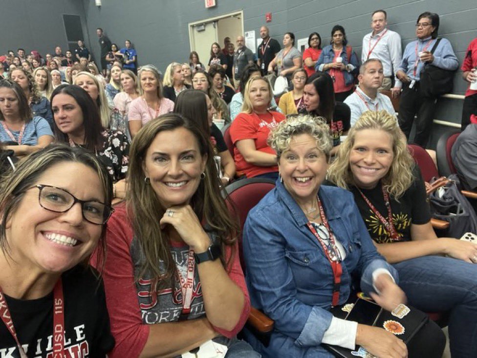 ashleybadger's tweet photo. Great start to year 16! ❤️🦊🖤 #LoveWhoYouWorkWith #MoveAsOneD115 @Yorkville115 https://t.co/qocHq1qZn5