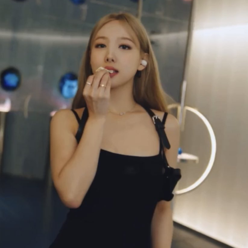 imnayeonarchive's tweet photo. OMG??! https://t.co/88v4MTNeeG