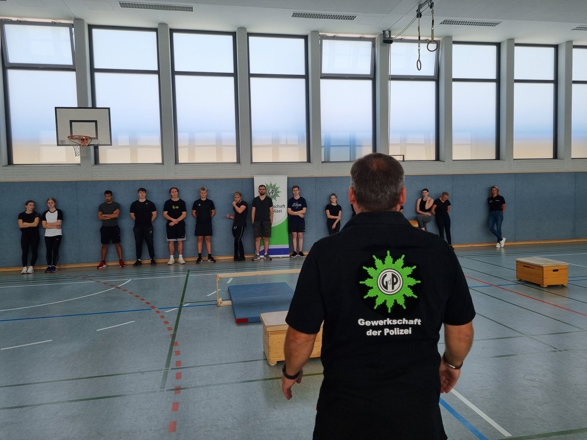 gdp_hessen's tweet photo. Trainingstag für den Einstellungstest bei der #Polizei #Hessen!  Sowohl Sport- und Intelligenztest als auch die Gesprächsführung wurden geübt. Fazit von allen: Tolle Sache! #wirhandeln https://t.co/8erotw8C4u