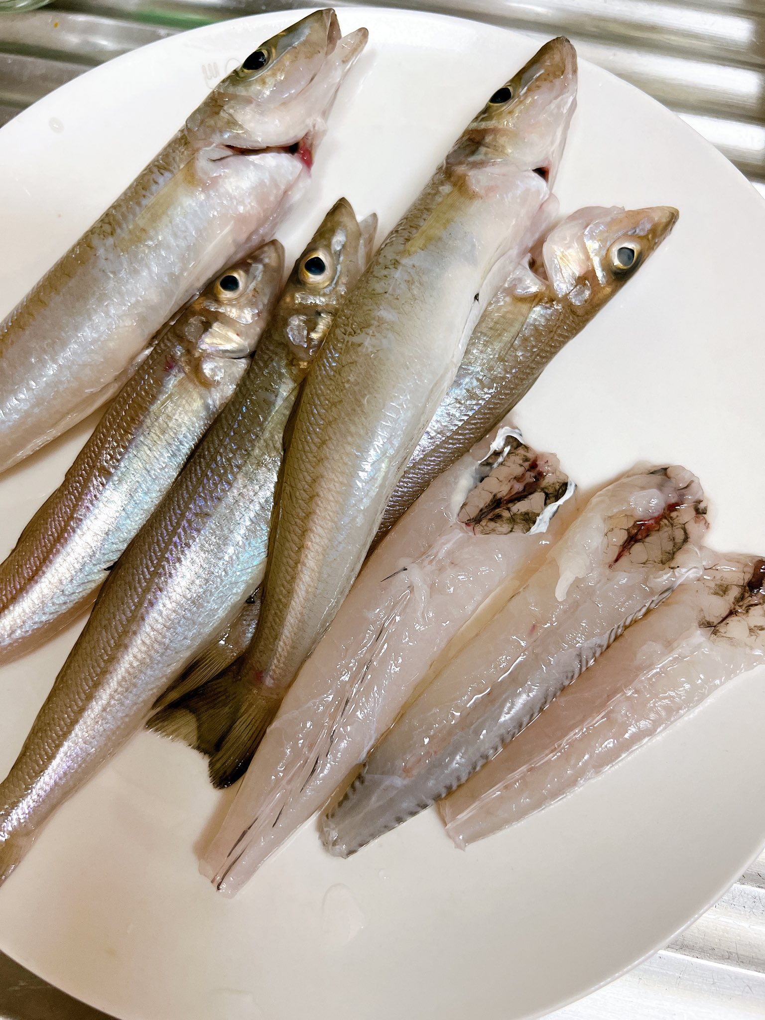 ゆみうし 釣ったキスとガッチョは捌いて 人生初 Youtubeのおかげ 唐揚げにしたら超絶美味しかった こうやって釣りにハマるんだろうなー まだハマりたくなかったのに キス釣り 魚捌けた キスの唐揚げ 最高のつまみ T Co Wbeu1lpdvb Twitter