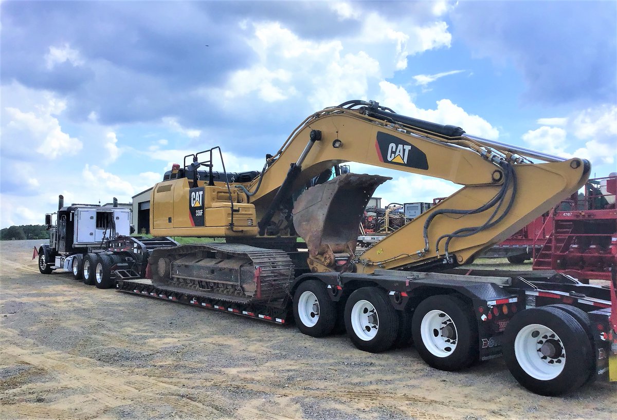 ClineLogistics's tweet photo. Heavy Haul load heading to a jobsite in the Sunshine State😎🌞

#logistics #trucking #shipping #truckers #heavyhaul #heavyequipment #oversizeload #transportation #3PL #freight #transport #freightbroker #cargo #supplychain #truckingindustry #oversize #freightforwarding https://t.co/0mKpNmYI5r