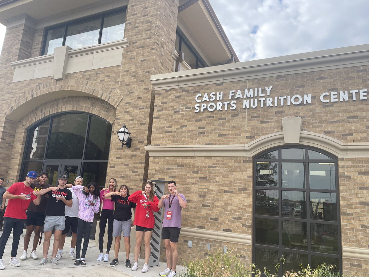 WreckEmPrep's tweet image. Team star ⭐️ eating in front of the Cash Family Sports Nutrition Center #wreckemprepfall22