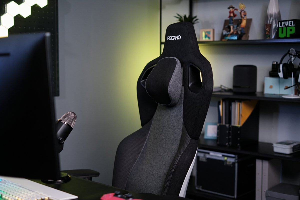 RECARO_Gaming's tweet photo. 🇺🇸 Our RECARO Exo Platinum Graphite White adds a unique and elegant touch to your office. 
Claim your special edition RECARO Exo and get a neck rest for free.

#recaro #recarogaming #gamingchair #specialedition #limitededition #setup #graphitewhite #necksupport #elegant #premium https://t.co/Dw29MMcaj6