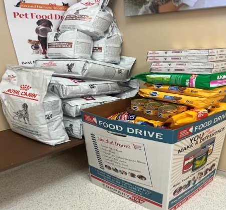 shmetrolina's tweet photo. We love pets at #shmetrolina!  Thanks so much to our friends at @Fullwood Animal Hospital  🐶🐱🐾❤️&amp; their clients for donating all of this food for pets in need!   #WeLovePets #FeedPets #EndHunger #FullwoodAnimalHospital https://t.co/jkavG3CLqi
