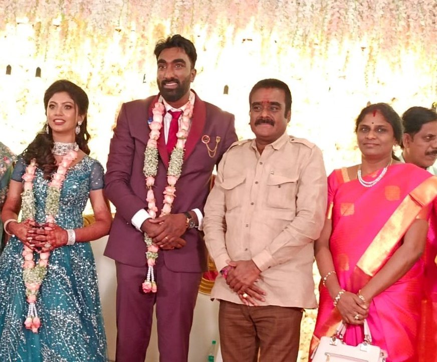 DevanathayadavT's tweet photo. அன்பு நண்பர் கண்ணன் யாதவ் அவர்களின் இல்ல திருமண வரவேற்பு நிகழ்ச்சியில் கலந்து கொண்டு மணமக்களை வாழ்த்தி மகிழ்ந்தேன்.

#ஜெய்ஹிந்த் https://t.co/pDLNw4eTHz