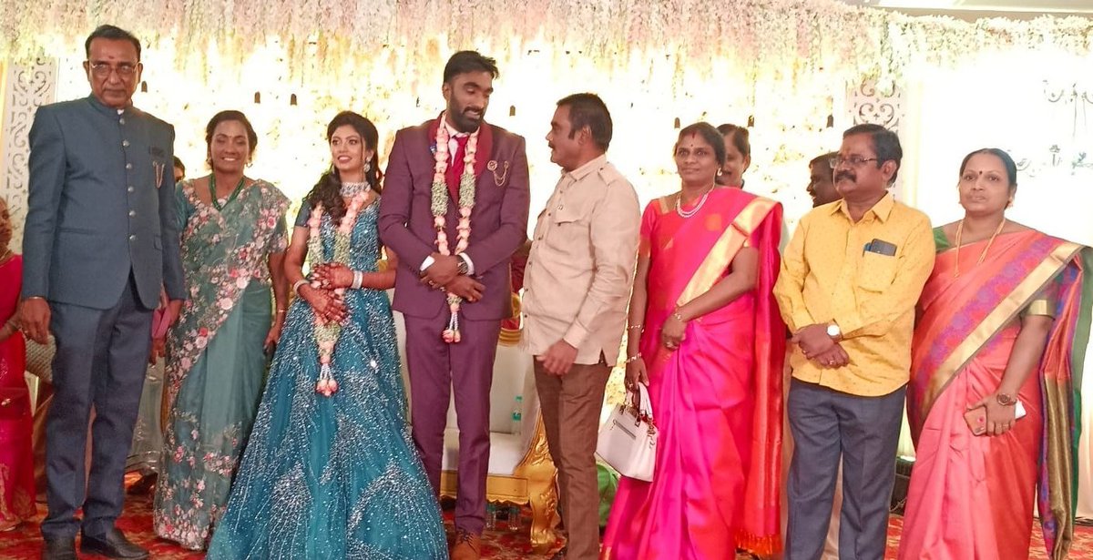 DevanathayadavT's tweet photo. அன்பு நண்பர் கண்ணன் யாதவ் அவர்களின் இல்ல திருமண வரவேற்பு நிகழ்ச்சியில் கலந்து கொண்டு மணமக்களை வாழ்த்தி மகிழ்ந்தேன்.

#ஜெய்ஹிந்த் https://t.co/pDLNw4eTHz