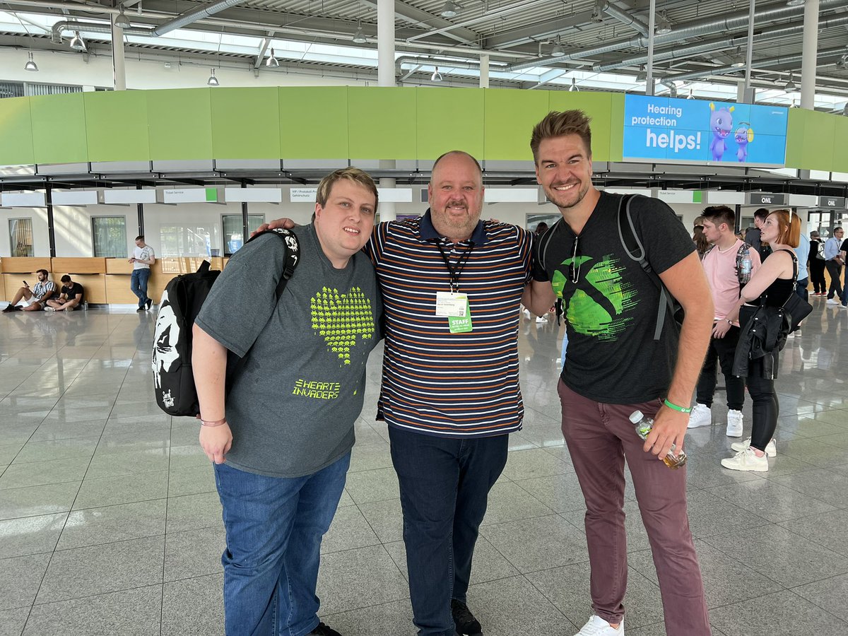 Leator's tweet photo. It was nice meeting @aarongreenberg, who told us it‘s his first international trip since we‘ve last met him at #X019. We missed those gaming events and it‘s good to be back at #Gamescom. #XboxFanFest @Xbox @XboxDACH https://t.co/6pva4rcjmh