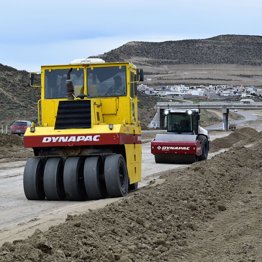 VialidadNac's tweet photo. Cerca de Rada Tilly realizamos tareas de movimiento de suelo para la autovía de la RN3 entre #Chubut y #SantaCruz. Es un proyecto muy esperado, que aportará seguridad y agilidad a más de 20 mil vehículos todos los días.#Primerolagente #90añosdeVialidadNacional #Conectandocaminos https://t.co/IurUiQl1Ca