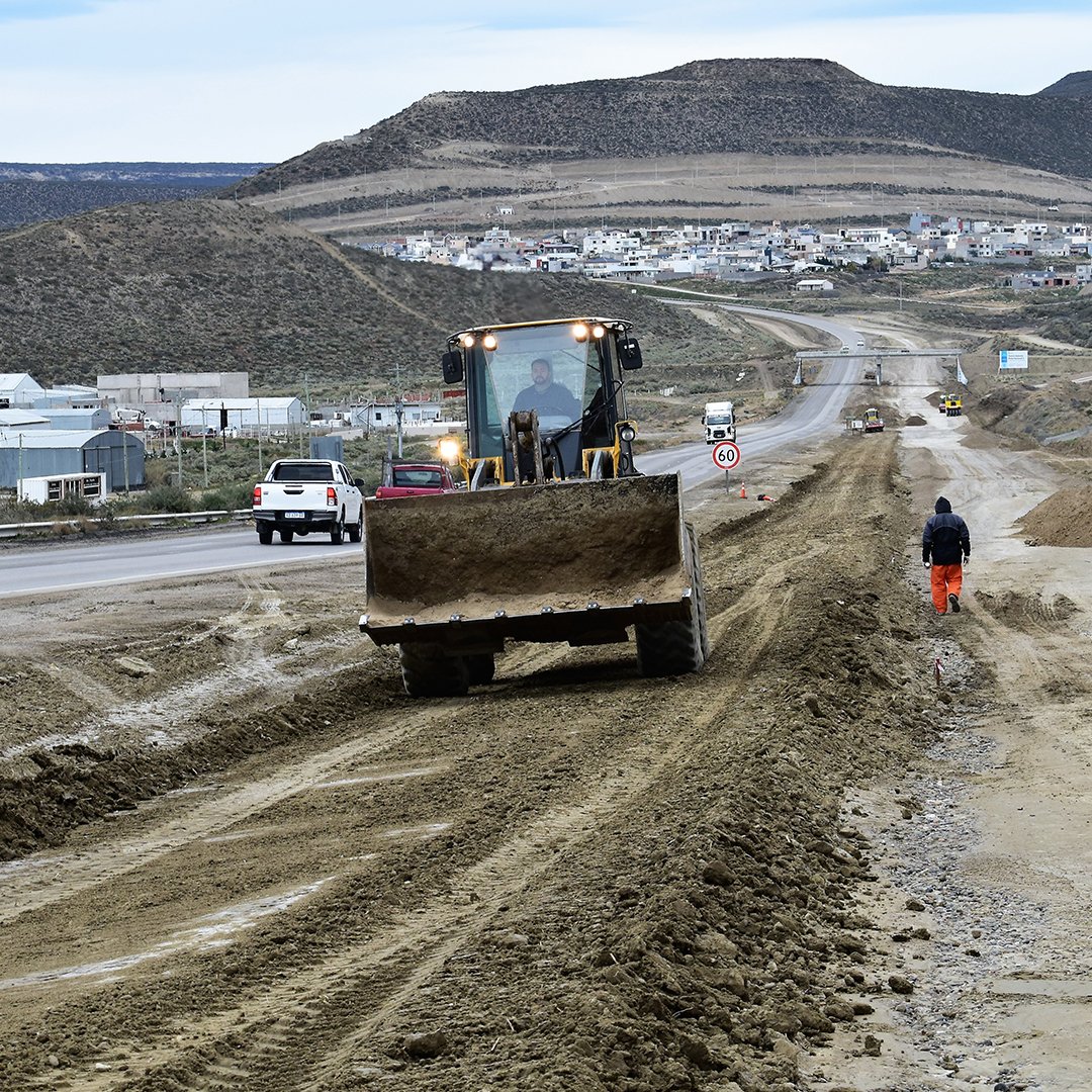 VialidadNac's tweet photo. Cerca de Rada Tilly realizamos tareas de movimiento de suelo para la autovía de la RN3 entre #Chubut y #SantaCruz. Es un proyecto muy esperado, que aportará seguridad y agilidad a más de 20 mil vehículos todos los días.#Primerolagente #90añosdeVialidadNacional #Conectandocaminos https://t.co/IurUiQl1Ca