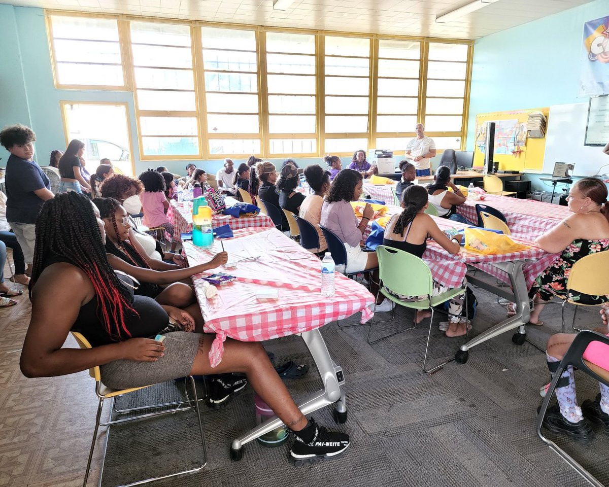 SanBernardinoPD's tweet photo. This past Saturday, several members of the #SanBernardinoPoliceDepartment attended a Victimization Prevention and Mentoring event hosted by #ProjectFightingChance. Our officers had a great time interacting with these amazing young ladies.
#CommunityOverEverything https://t.co/zOAIblGJwn