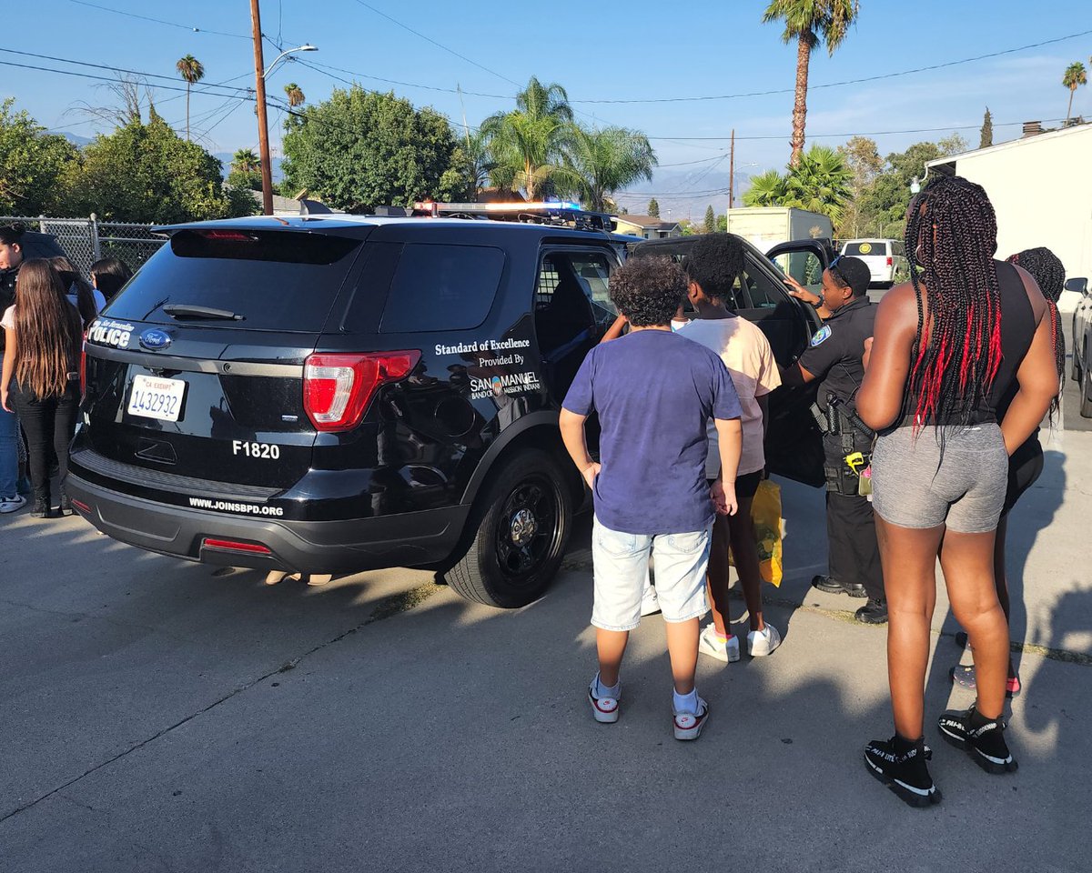 SanBernardinoPD's tweet photo. This past Saturday, several members of the #SanBernardinoPoliceDepartment attended a Victimization Prevention and Mentoring event hosted by #ProjectFightingChance. Our officers had a great time interacting with these amazing young ladies.
#CommunityOverEverything https://t.co/zOAIblGJwn