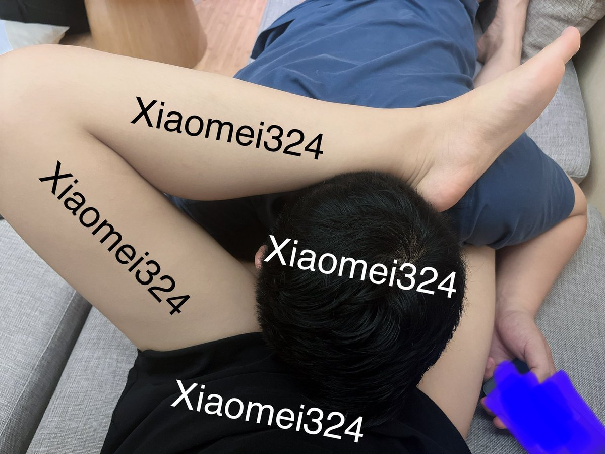 xiaomei324's tweet photo. #女s男m #调教 #肉便器 #贱畜 #狗奴羞辱 #贱狗调教 在狗狗开会的时候，为了防止贱狗发出奇怪声音 主人只好把袜子塞到他嘴里并把他的脸按在裆下啦~开完会让贱狗躺在卫生间 骑坐在他的嘴巴上 灌了好多圣水，这次贱狗喝的很快，一滴都没流出来 快被主人调教成合格的肉便器了 https://t.co/78qkTny6P4