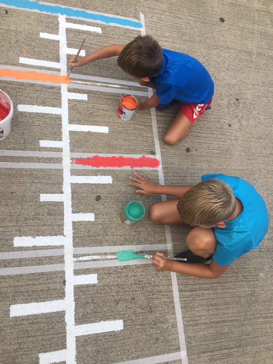 📢 Davant del pavelló Josep Mir de #Llagostera s’estan pintant uns jocs esportius a terra 🎨

👥 De lliure disposició i per a totes les edats. 

✅ Una iniciativa en col·laboració amb diferents àrees de l’Ajuntament. 

👀👉 llagostera.cat/noticies/1897/…