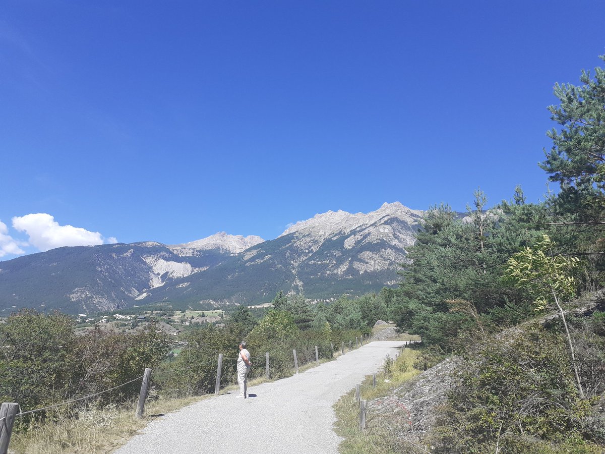 GUIERElisa's tweet photo. Un chouette début de semaine en @paysdesecrins 😍☀️ https://t.co/ASWC7bWil8