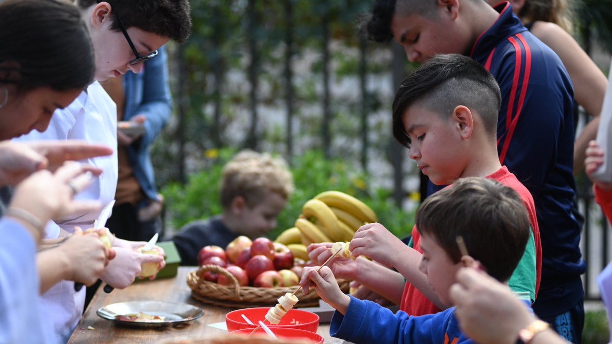 SemanaGR's tweet photo. 📸 #SGR2022🍌🍊 Postales de una hermosa jornada en Estación Embarcaderos con la genia de Flor Aqcuarone de @nutricionfa  🍌🍊📸.

Nos divertimos, aprendimos y preparamos pinchos con frutas de estación en una actividad para toda la familia🙌 https://t.co/RidFvEkzn8