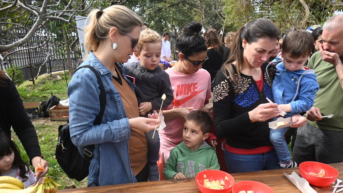 SemanaGR's tweet photo. 📸 #SGR2022🍌🍊 Postales de una hermosa jornada en Estación Embarcaderos con la genia de Flor Aqcuarone de @nutricionfa  🍌🍊📸.

Nos divertimos, aprendimos y preparamos pinchos con frutas de estación en una actividad para toda la familia🙌 https://t.co/RidFvEkzn8