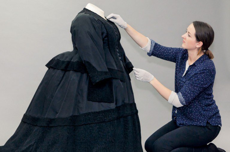 manumanito's tweet photo. Hoy en ✨Datos ñoños com Manustailin SA de CV✨
La reina Victoria de Inglaterra, una de las monarcas más poderosas y abuela de Europa, medía unos poderosisimos 1.52m. Aquí uno de sus vestidos de luto, color que usará toda su vida luego de la muerte de Alberto.
#petitpower https://t.co/1ychm2RXlg