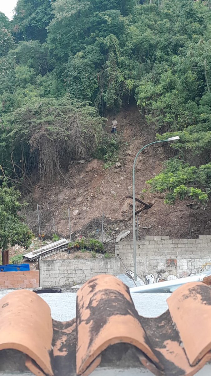 ColdeBelloMonte's tweet photo. #DenunciaCiudadana Nuevamente el terreno municipal que se adueñó la Qta Mamporal Donde funciona un restaurant italiano, en la avenida #Neverí. Al cual ya se había denunciado ante Ingeniería Municipal el pasado mes de #Junio
@PoliBaruta
@AlcaldiaBaruta
@darwingonzalezp https://t.co/G14u6eGsCf