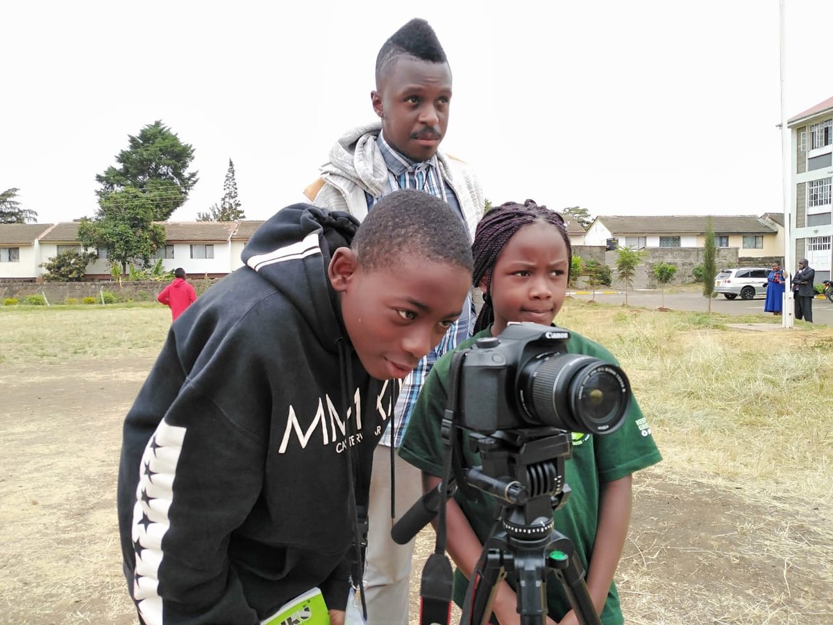 emvaillant's tweet photo. A @ColumbiaChi, un petit détour par le #Kenya avec @visualsbymidwa. Il m'a fait découvrir son projet @MTotoNews d'accompagnement et de formation des enfants à la vidéo et aux jeux vidéos pour produire des contenus médias qui rendent visibles leurs réalités #MakingChildrenVisible https://t.co/tRYIqV1QNb