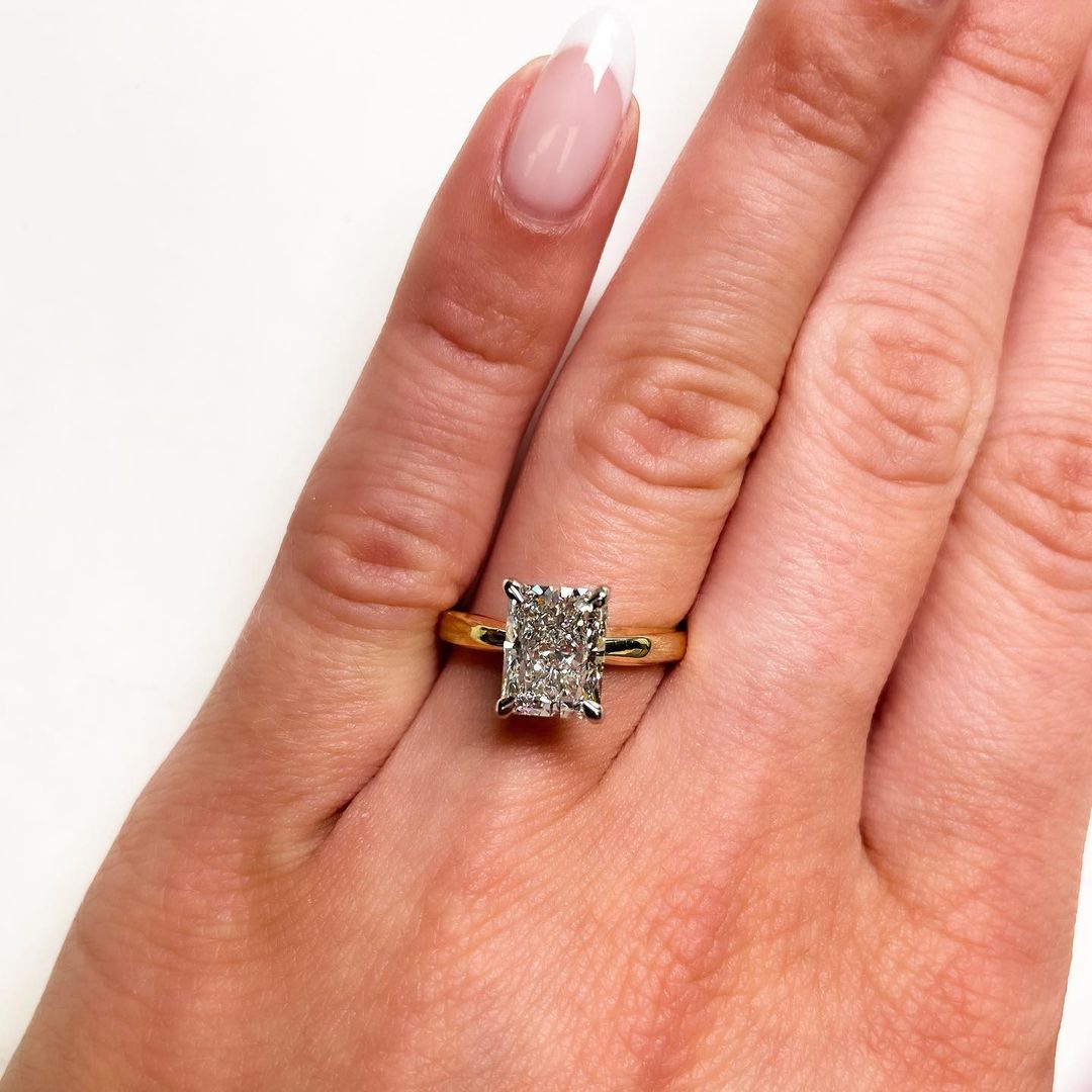 Ritani's tweet photo. Radiant-cut engagement rings are TRENDING! 🤩 Get tips on how to buy the perfect radiant engagement ring here https://t.co/hidttX1VQj https://t.co/MkcdeF6rr0