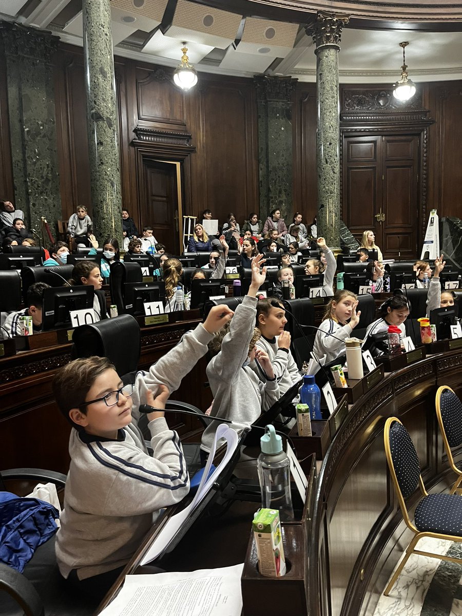 Luego del receso invernal retomamos las sesiones. El día de la fecha vinieron los colegios ECEA, Beth y la Esc. Primaria Común N•11 Dr. Enrique Mosca. 
Gracias diputada <a href="/OfeFernandez_/">Ofelia Fernández</a> por presidir la sesión de hoy.